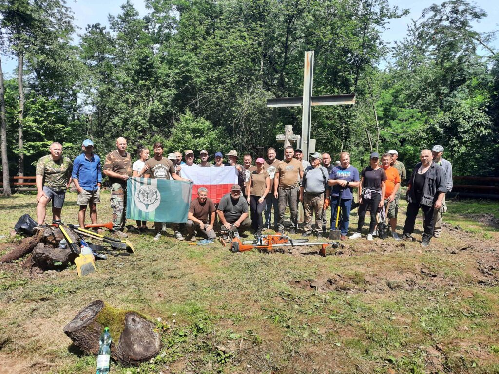 Uczcili pamięć poległych i pomordowanych Polaków na Podolu. II Rajd Myśliwych i Leśników „Wołyńskimi bezdrożami”